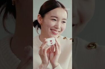 飯豊まりえ、チーバくんへの愛とこだわり。バッグの中身を披露！ #inthebag #インザバッグ #voguejapan