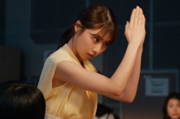 有村架純、独特のポーズ披露！松本穂香に詰め寄られ“茶葉の進化”表現　伊藤園「お～いお茶」新ウェブCM