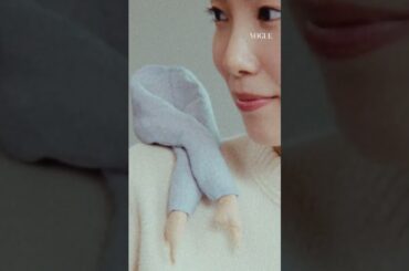 飯豊まりえ、バッグの中から意外なアイテムが登場？ #inthebag #インザバッグ #voguejapan