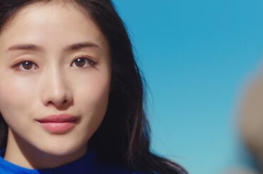 石原さとみ、潤いあふれる瞳で見つめる…　「ヒアレインS」 新テレビCMが公開