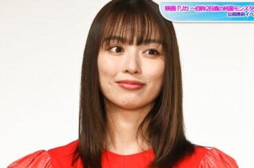 内田理央、大きな袖がキュート！　ワンピ×パンプスのシンプルコーデ
