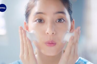 新木優子、可愛すぎる”すっぴん”肌でハイテンションに洗顔　 ニベアミルキークリア洗顔料「私はミルク派」篇 メイキング