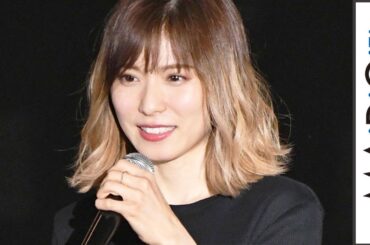 松岡茉優、金髪×黒髪にイメチェン！　ガールズイベント初出演でMCに