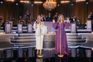 Kelly Clarkson & Ariana Grande - Santa, Can't You Hear Me (from When Christmas Comes Around on NBC)