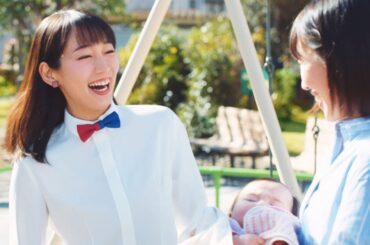 吉岡里帆、ママさんたちと広場で談笑　撮影中子供たちと楽しそうに遊ぶ姿も　UR賃貸住宅新CM「くらしを咲かせる」編＆メーキング