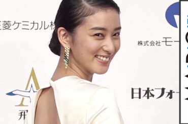 武井咲、まるでウエディングドレス！　美背中見せで産後初の公の場