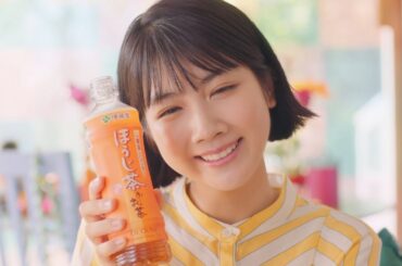 松本穂香、キュートな関西弁を披露　双子タレントMIO YAEと女子会　伊藤園『お～いお茶 ほうじ茶』新TV-CM「ほうじ茶女子会」篇