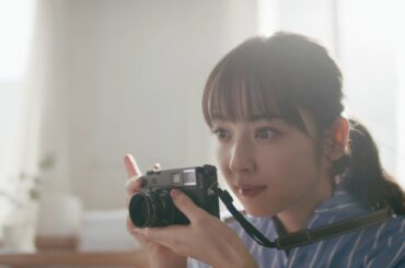 佐々木希がカメラマンに扮した「カラダファクトリー20周年記念CM」