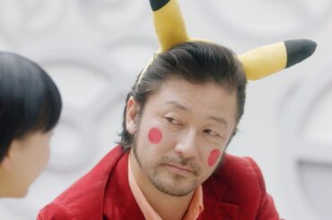 浅野忠信、芦田愛菜とのポケモン真剣勝負に役者人生初のピカチュウメイクで挑む　『ポッ拳POKKÉNTOURNAMENT DX』新CM