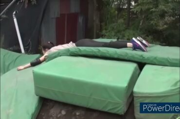 ドサッと倒れる鷲見玲奈