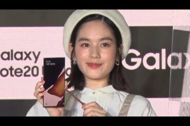 筧美和子、おうち時間でイラスト作家に転身？　ベレー帽＆エプロン姿で似顔絵も披露