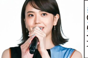 松井愛莉、個性派ミモレ丈ワンピで美脚見せ　華奢サンダル＆赤ペディキュアで大人っぽく　映画「癒しのこころみ」完成披露舞台あいさつ