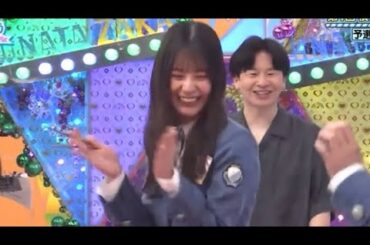 大はしゃぎする小坂菜緒ちゃん