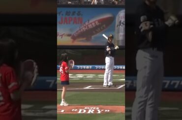 秋元真夏さん、始球式でやってしまう