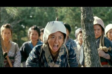 井上真央が米騒動で大暴れ！ 日焼けした姿で男たちに全力で飛びかかる