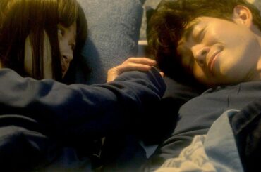 宮沢氷魚＆小西桜子、手をつないで眠りにつく胸キュンシーン　映画「はざまに生きる、春」本編映像