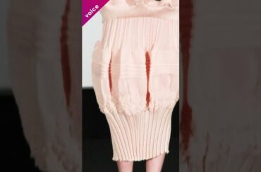 齋藤飛鳥、特色のあるニットドレスで登場　笑顔で手振りも