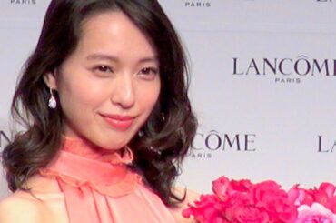 今年30歳の戸田恵梨香、肩出しドレスでエレガントに！／ランコム ミューズ就任記者発表会