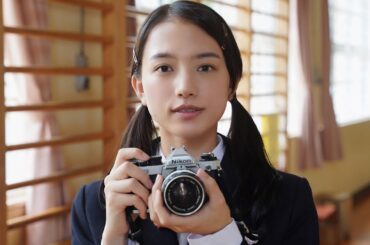 清原果耶のツインテー＆制服姿！岡田将生の卒アル写真も／映画『1秒先の彼』本編映像