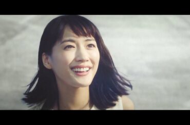 綾瀬はるか、世界最大の旅客機「FLYING HONU」に大興奮　ANA HAWAii『エアバスA380型機』新CM「A380と綾瀬さん」篇