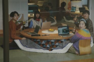 堺雅人、成田凌＆杉咲花らと「こたつ会議」　「クラフトボス ホット」新CMが公開