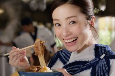 上戸彩、キュートな浴衣姿でうどんをつるんと頬張る！　丸亀製麺新CM