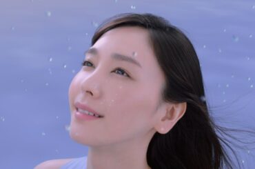 新垣結衣が透明感あふれる美しさを表現！「雪肌精」新CM＆メーキング公開