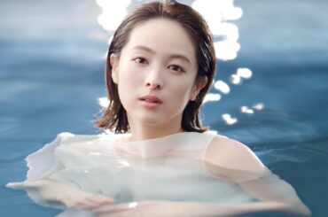 清野菜名、純白ワンピで水の中へ　美しく漂う姿も　プレミアムウォーター新CM