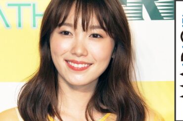 飯豊まりえ、深スリットですらり美脚　透け感たっぷりワンピで涼しげに