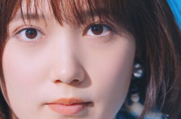 本田翼、白いシャツワンピを風になびかせ…　アマノ新CMで青空の下“世の中の声”に耳をすます