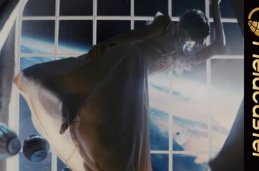 宙に浮く中条あやみが美しすぎる