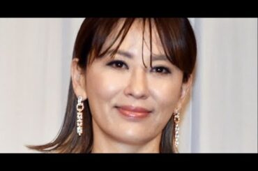 D58- 50歳・鈴木砂羽、“大胆ポーズ”で美脚あらわ「セクシ―だし脚綺麗」「ステキっ」「カッコイイです」