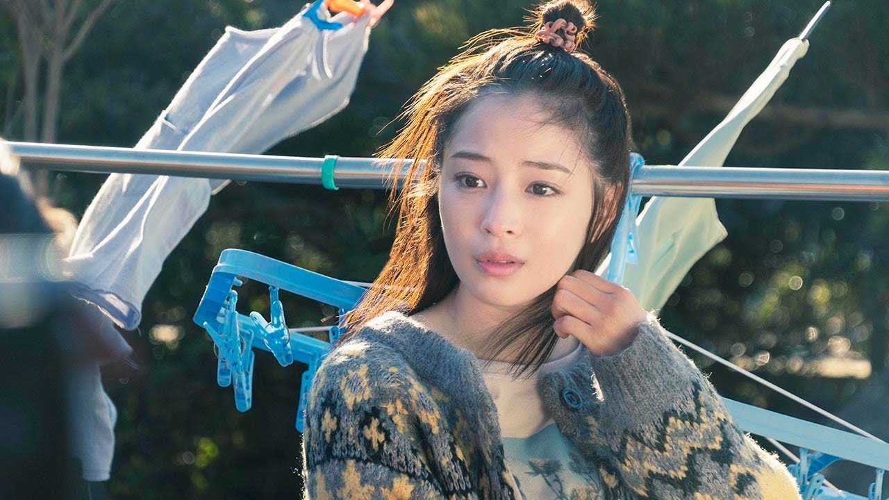 広瀬すず、當真あみを泣かせる!? 物干し場での“対決”シーン 映画「水は海に向かって流れる」本編映像 広瀬すず、當真あみを泣かせる!? 物干し場での“対決”シーン 映画「水は海に向かって流れる」本編映像