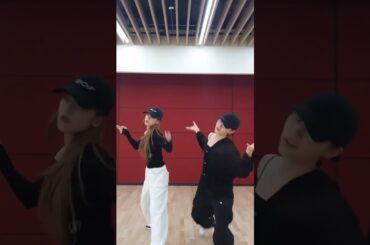The synchronization of Yeji and Ryujin. #itzy #yeji #ryujin #kpop