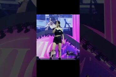 "Nayeon's Mesmerizing Signal: Captivating Fancam Shorts"