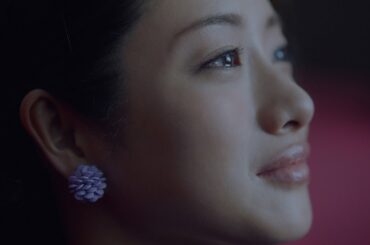 石原さとみ、ドレスつまんでキュートにお辞儀　映画で涙ぐむ姿も