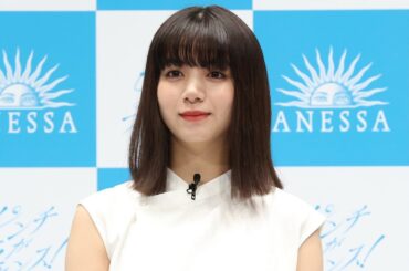 池田エライザ、白肌映える爽やかコーデ　透け感スカートから美脚も