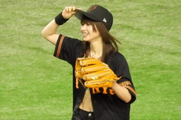 山本舞香が始球式でセクシーに速球披露！選手もニヤケが止まらない瞬間ww【巨人対西武】2023年6月15日木セ・パ交流戦