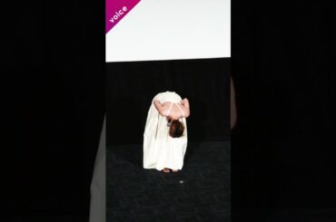 安藤サクラ、大胆ドレスで舞台挨拶