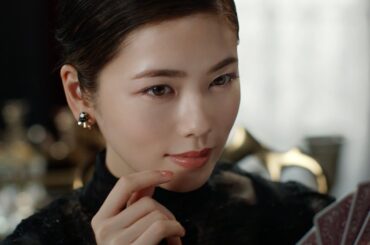 小芝風花、大人っぽくてミステリアスな雰囲気に　ラストにはドジっ子な表情も!?　CANMAKE新CM