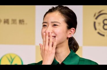 黒島結菜、黒糖ティラミスに舌鼓！高原直泰、HY共に沖縄黒糖アンバサダーに就任！「沖縄黒糖アンバサダー」就任イベント