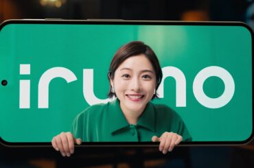 石原さとみ、青の衣装投げ捨て笑顔でアピール！　ドコモ「irumo」新CM「irumo はじまる」編