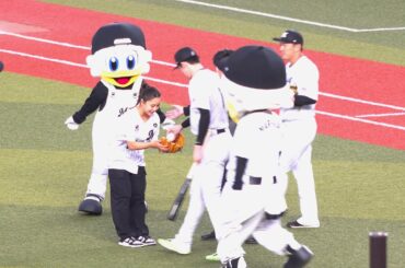 高梨沙羅さん始球式に登場 佐々木朗希と対決