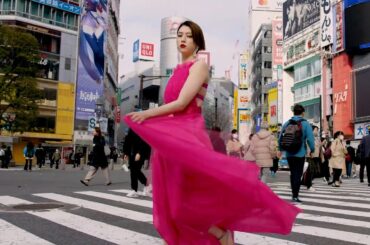 三吉彩花がジョルジオアルマーニのドレスで渋谷スクランブル交差点に登場！