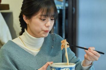 紺野彩夏、もち麺の肉汁うどんをツルっと頬張る！吉住は常連客役／ドラマ『黙食女子』第3話予告編