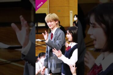 高橋文哉＆桜田ひより、制服姿で学校にサプライズ登場　女子中高生が大歓喜で悲鳴