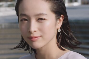 清野菜名、ヌーディーカラーのパンツコーデで大人の表情　「マキアージュ」新モデルに