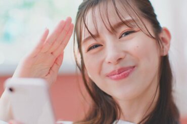 中条あやみ、キュートな“予約完了”ポーズ披露　ホットペッパービューティー新CM「スマホの中のあやみさんと友近さん」編