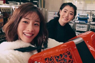 石原さとみ、“インスタ映え”する下町・西日暮里を満喫　新しい髪形で