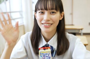 南沙良、制服姿でキュートな笑顔！友人たちとポケカ楽しむ　「ポケモンカードゲーム」新CM「それか、ポケカ？」編